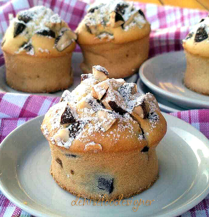 RED GRAPES AND VANILLA MUFFINS